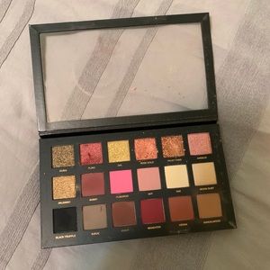 Huda beauty eyeshadow palette
